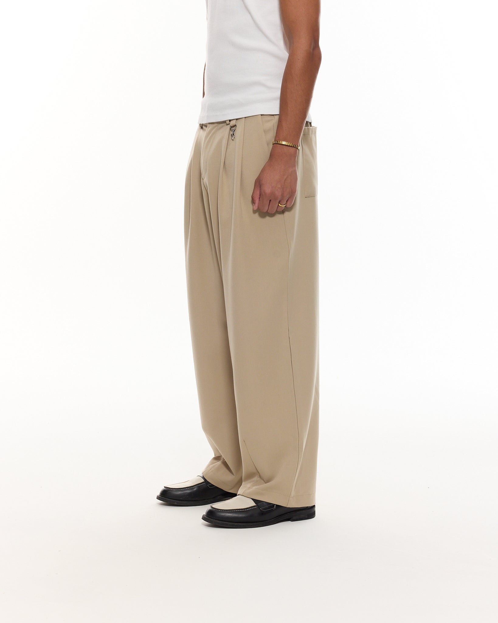 PLEATED PANTS – SAND