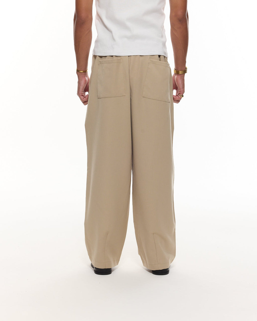 PLEATED PANTS – SAND