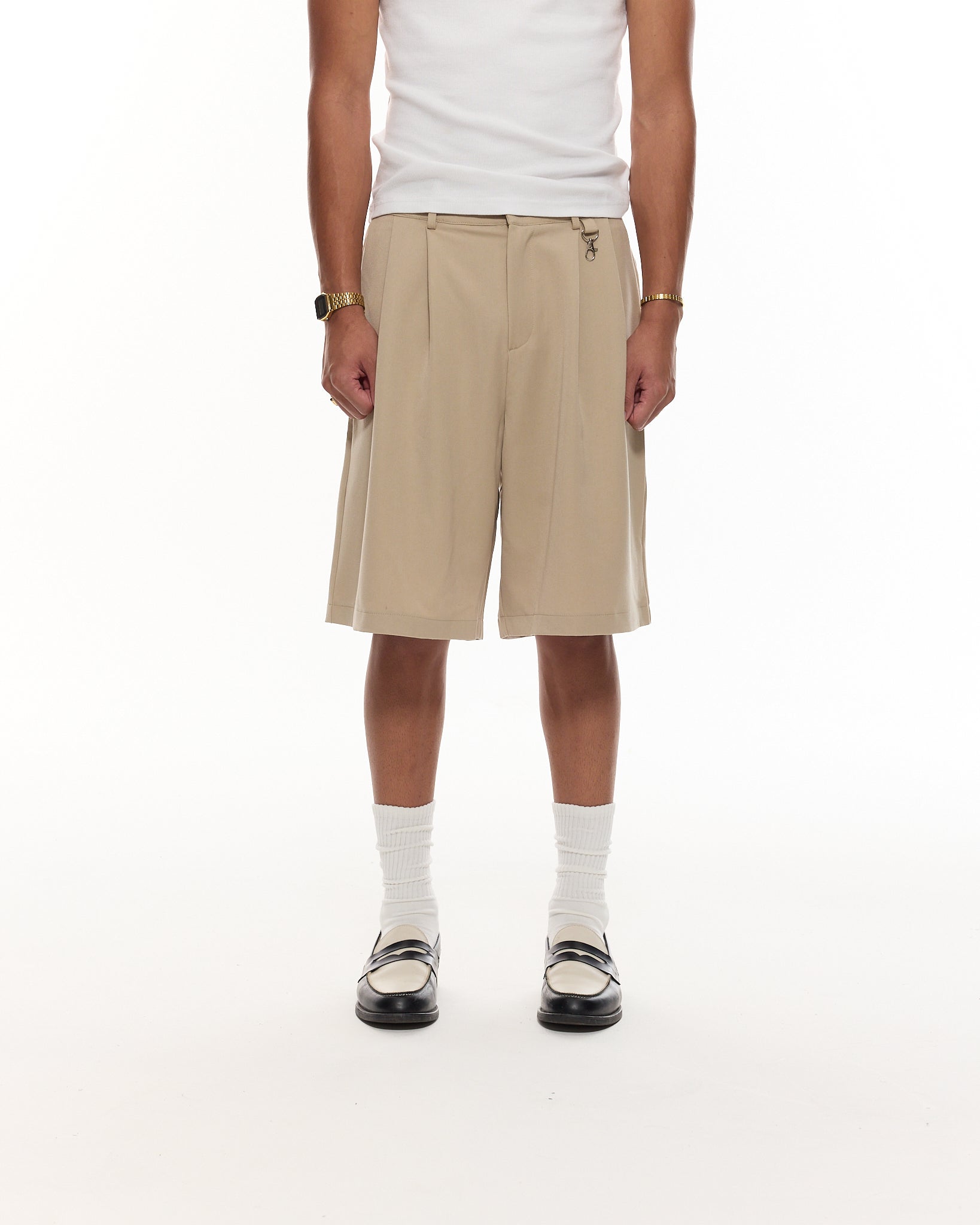 PLEATED SHORTS – BEIGE