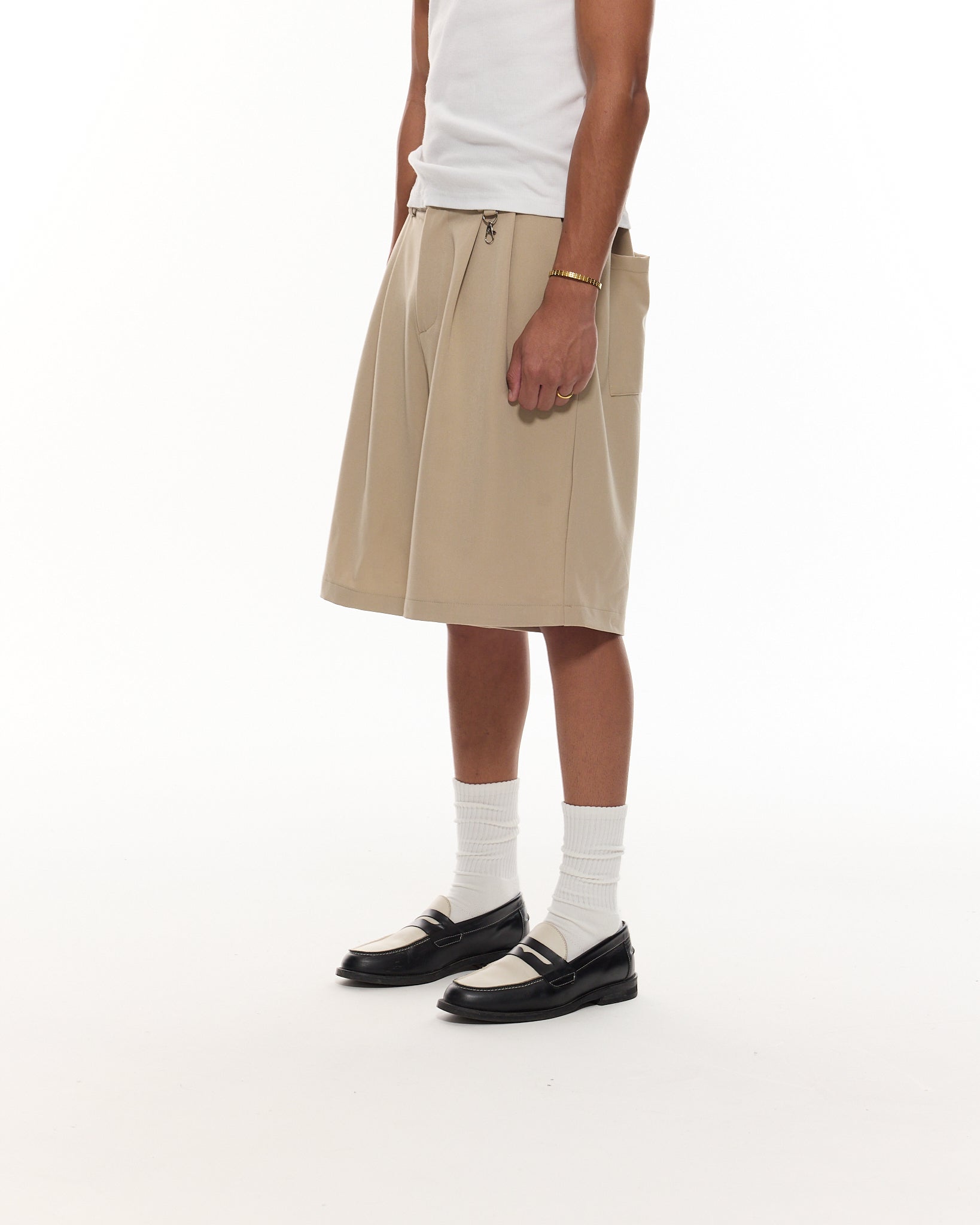 PLEATED SHORTS – BEIGE