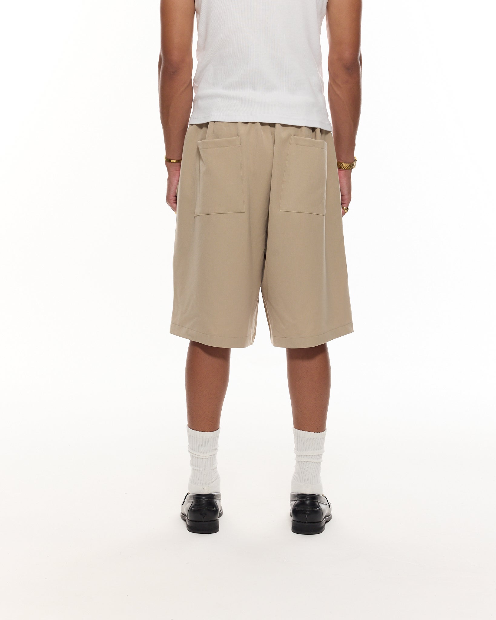 PLEATED SHORTS – BEIGE