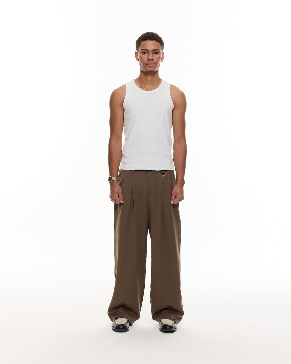 PLEATED PANTS – BROWN