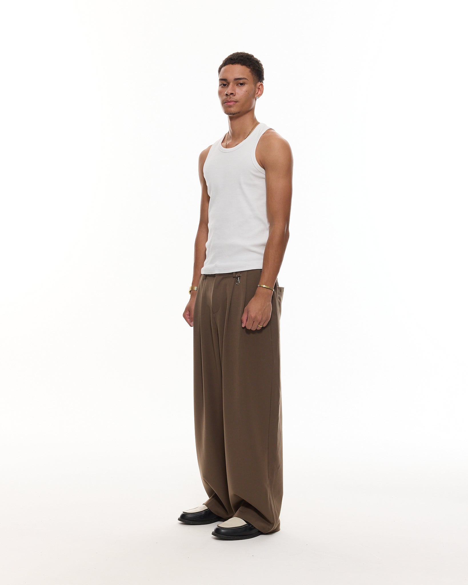 PLEATED PANTS – BROWN