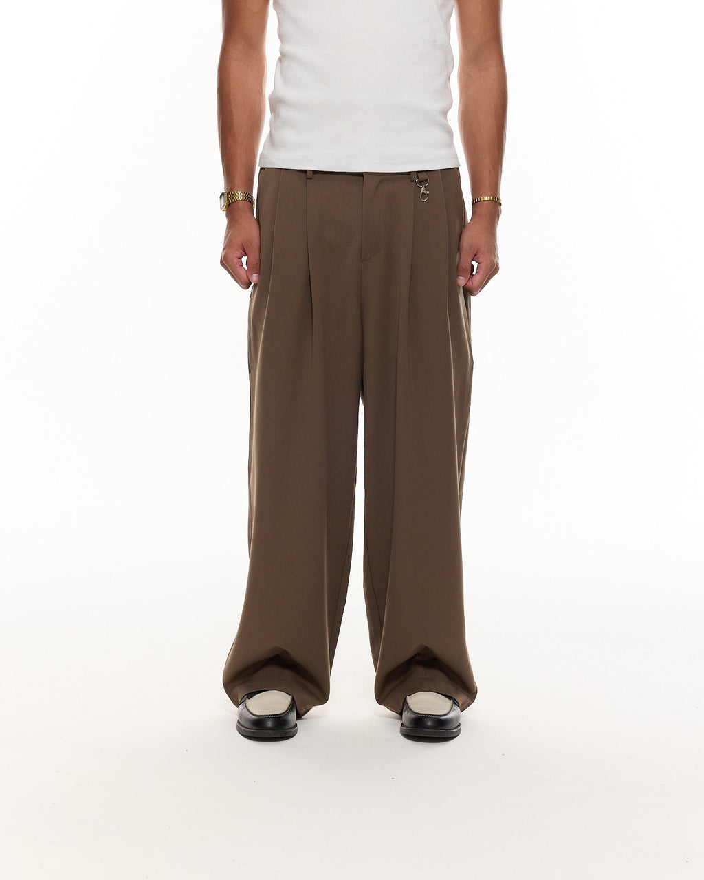 PLEATED PANTS – BROWN