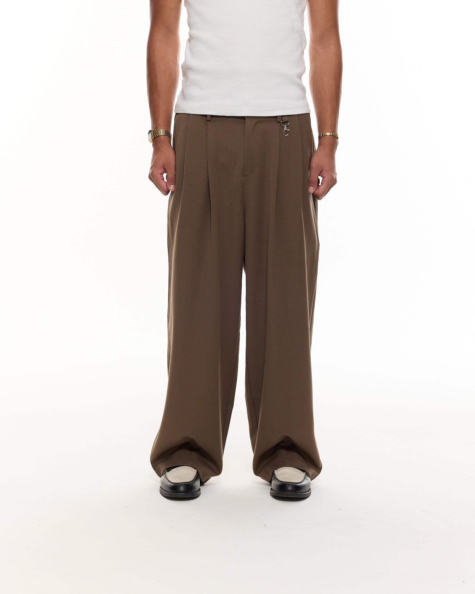 PLEATED PANTS – BROWN