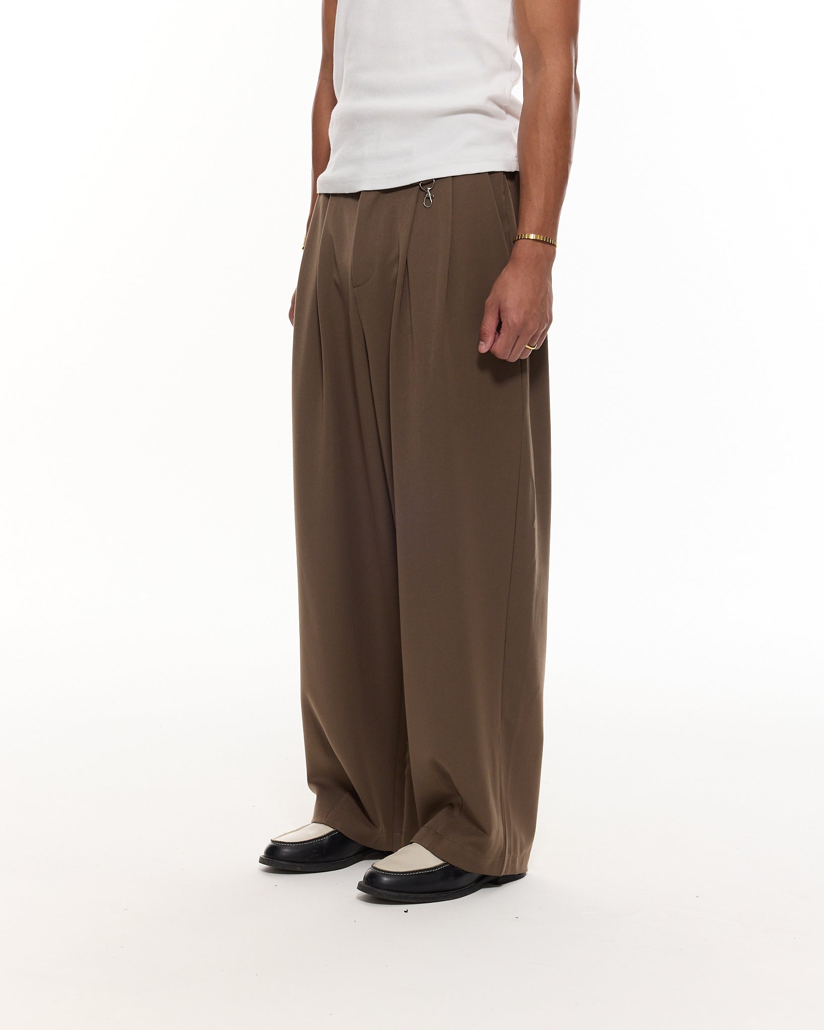 PLEATED PANTS – BROWN