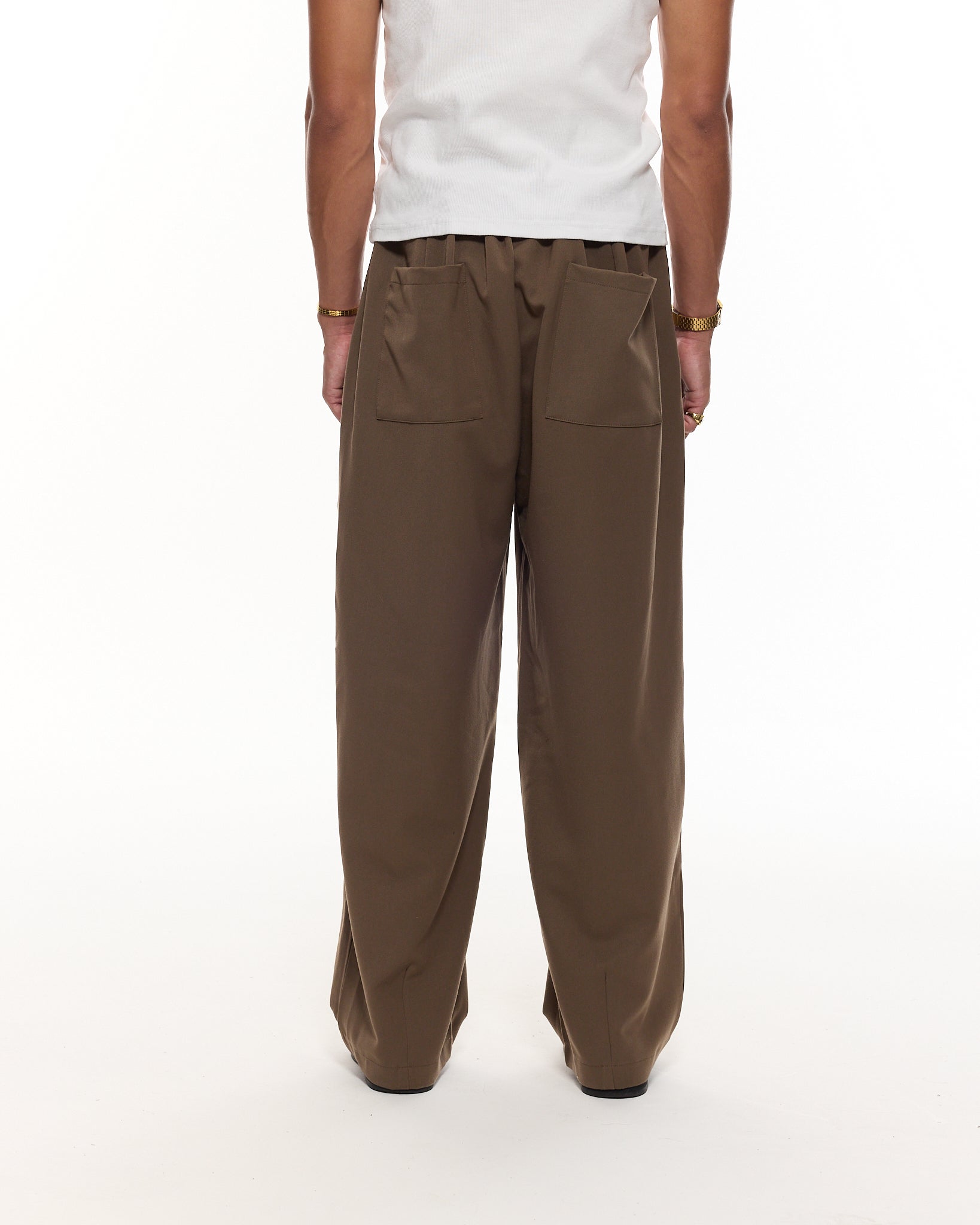 PLEATED PANTS – BROWN