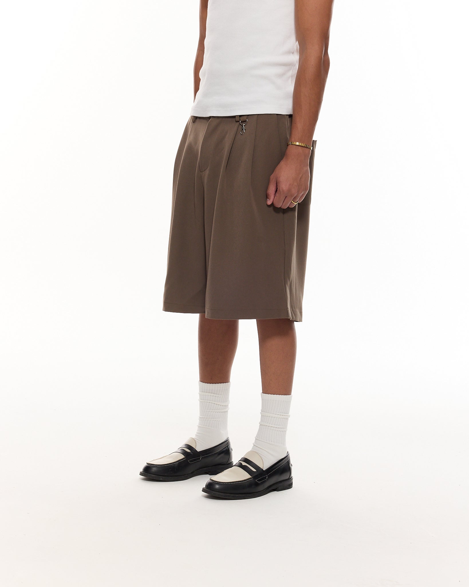 PLEATED SHORTS – BROWN