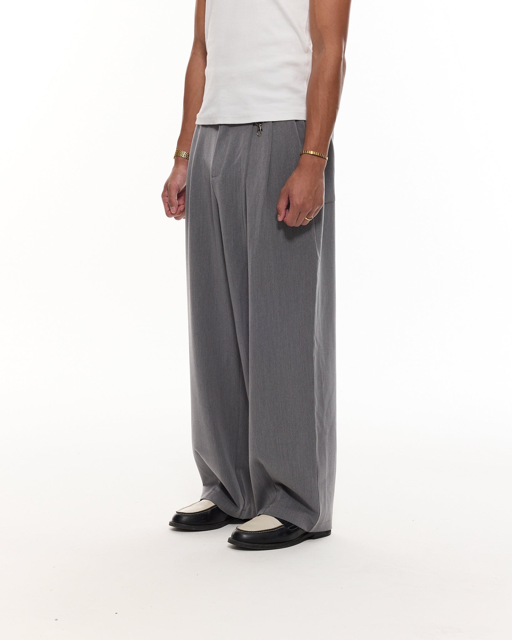 PLEATED PANTS – GRAY