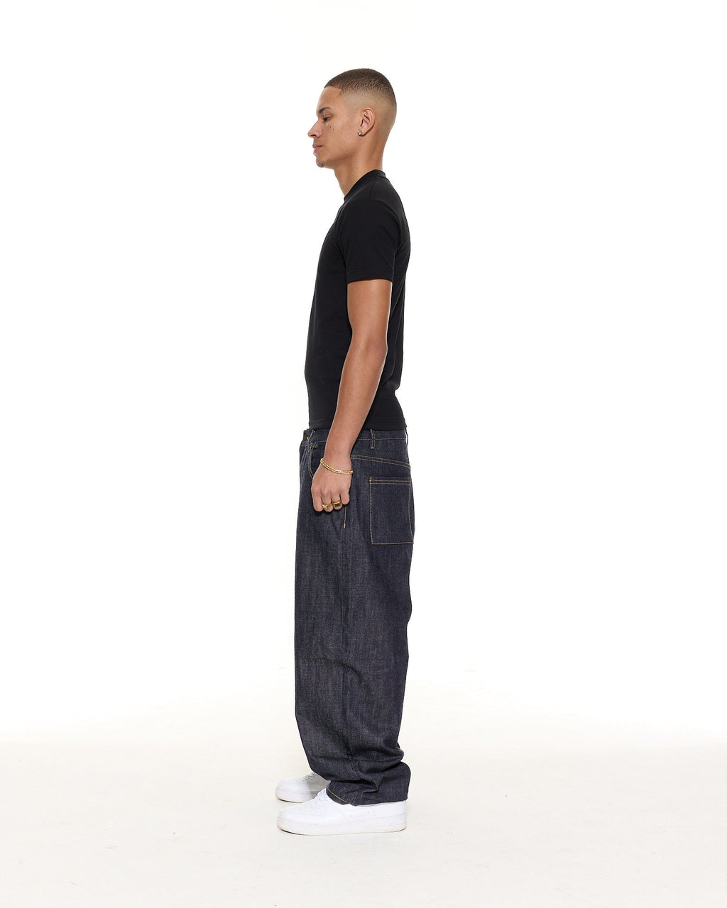FITTED T-SHIRT – BLACK