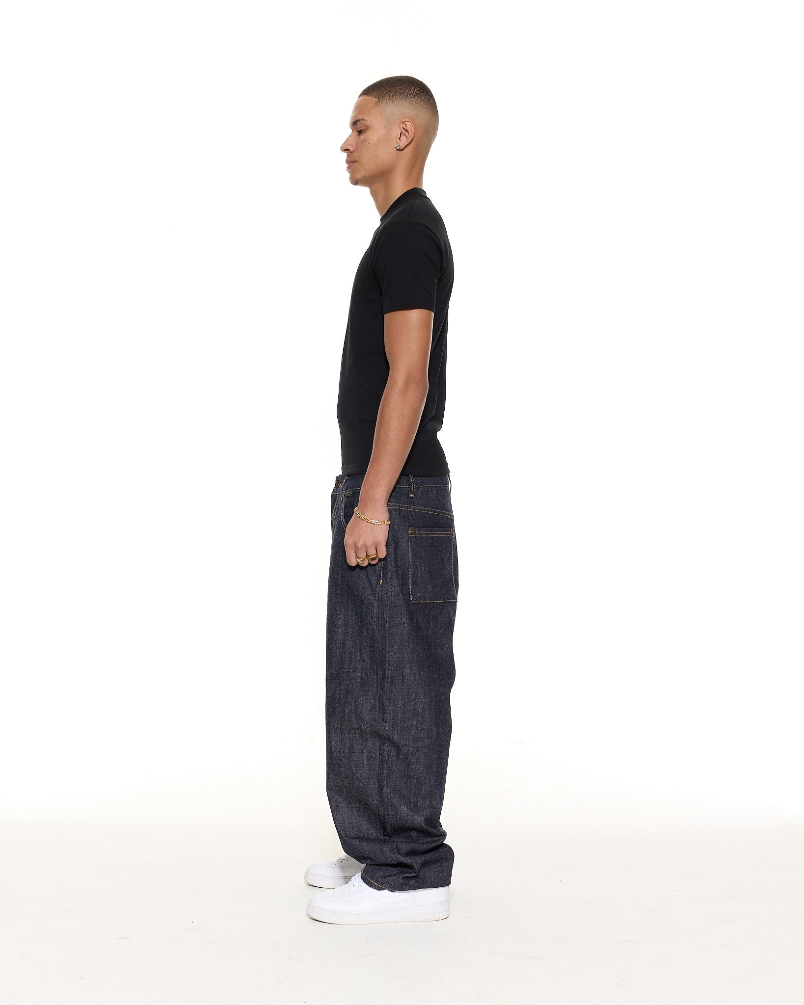 FITTED T-SHIRT – BLACK